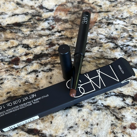 💕🐼Host Pick! NARS Rebellious Total Seduction Eyeshadow Stick - Picture 4 of 8